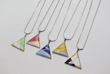Carica l'immagine nel visualizzatore di Gallery, Ciondolo a triangolo in metallo smaltato usato con pigmenti tradizionali giapponesi