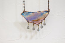 Carica l'immagine nel visualizzatore di Gallery, Collana in metallo smaltato "Il cielo luminoso"