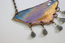 Carica l'immagine nel visualizzatore di Gallery, Collana in metallo smaltato "Il cielo luminoso"
