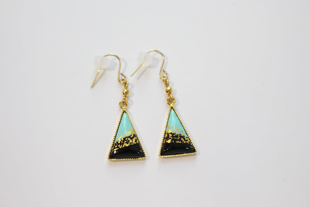 Piercing/orecchini a triangolo bicolore in metallo smaltato con pigmenti tradizionali giapponesi