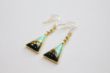 Lade das Bild in den Galerie-Viewer, Zweifarbig emaillierte Dreiecks-Piercings/Ohrringe aus Metall mit traditionellen japanischen Pigmenten
