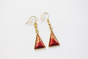 Boucles d'oreilles / piercings triangulaires en métal émaillé coloré avec des pigments traditionnels
