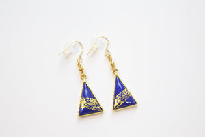 Metall emaillierte Dreiecks-Piercings/Ohrringe, gefärbt mit traditionellen Pigmenten