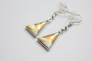 Piercing/orecchini a triangolo bicolore in metallo smaltato con pigmenti tradizionali giapponesi