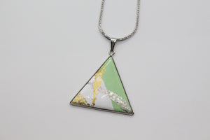 Pendentif triangle en métal émaillé utilisé avec des pigments traditionnels japonais