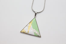 Lade das Bild in den Galerie-Viewer, Emaillierter Dreieck-Anhänger aus Metall mit traditionellen japanischen Pigmenten
