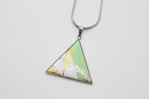 Ciondolo a triangolo in metallo smaltato usato con pigmenti tradizionali giapponesi