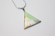 Charger l&#39;image dans la galerie, Pendentif triangle en métal émaillé utilisé avec des pigments traditionnels japonais
