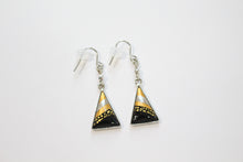 Cargar imagen en el visor de la galería, Piercings/pendientes triangulares bicolores de metal esmaltado con pigmentos tradicionales japoneses
