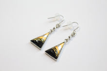 Lade das Bild in den Galerie-Viewer, Zweifarbig emaillierte Dreiecks-Piercings/Ohrringe aus Metall mit traditionellen japanischen Pigmenten
