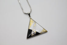 Cargar imagen en el visor de la galería, Colgante triangular de metal esmaltado con pigmentos tradicionales japoneses

