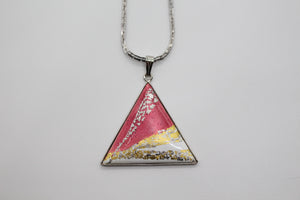 Ciondolo a triangolo in metallo smaltato usato con pigmenti tradizionali giapponesi