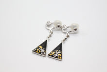 Lade das Bild in den Galerie-Viewer, Metall emaillierte Dreiecks-Piercings/Ohrringe, gefärbt mit traditionellen Pigmenten
