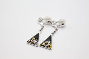 Piercings triangulares de metal esmaltado / pendientes coloreados con pigmentos tradicionales