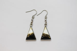Boucles d'oreilles/percings triangulaires bicolores en métal émaillé utilisé avec des pigments traditionnels japonais.