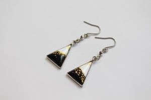 Boucles d'oreilles/percings triangulaires bicolores en métal émaillé utilisé avec des pigments traditionnels japonais.