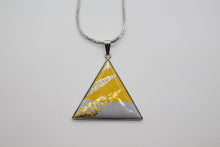 Cargar imagen en el visor de la galería, Colgante triangular de metal esmaltado con pigmentos tradicionales japoneses

