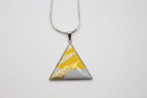 Emaillierter Dreieck-Anhänger aus Metall mit traditionellen japanischen Pigmenten