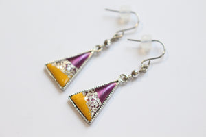 Metal enameled bicolored triangle piercings/ earrings used with traditions Japanese pigments