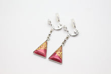 Charger l&#39;image dans la galerie, Boucles d&#39;oreilles / piercings triangulaires en métal émaillé coloré avec des pigments traditionnels
