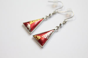 Boucles d'oreilles / piercings triangulaires en métal émaillé coloré avec des pigments traditionnels