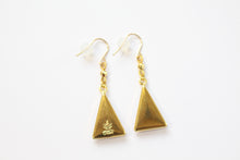 Charger l&#39;image dans la galerie, Boucles d&#39;oreilles/percings triangulaires bicolores en métal émaillé utilisé avec des pigments traditionnels japonais.
