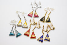 Charger l&#39;image dans la galerie, Boucles d&#39;oreilles / piercings triangulaires en métal émaillé coloré avec des pigments traditionnels
