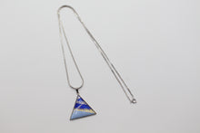 Carica l&#39;immagine nel visualizzatore di Gallery, Ciondolo a triangolo in metallo smaltato usato con pigmenti tradizionali giapponesi
