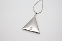 Charger l&#39;image dans la galerie, Pendentif triangle en métal émaillé utilisé avec des pigments traditionnels japonais

