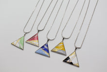 Carica l&#39;immagine nel visualizzatore di Gallery, Ciondolo a triangolo in metallo smaltato usato con pigmenti tradizionali giapponesi
