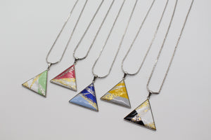 Pendentif triangle en métal émaillé utilisé avec des pigments traditionnels japonais
