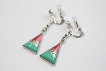 Carica l&#39;immagine nel visualizzatore di Gallery, Piercing/orecchini a triangolo bicolore in metallo smaltato con pigmenti tradizionali giapponesi
