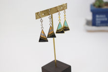 Charger l&#39;image dans la galerie, Boucles d&#39;oreilles/percings triangulaires bicolores en métal émaillé utilisé avec des pigments traditionnels japonais.
