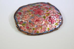 Broche de metal esmaltado "Ráfaga de flores de cerezo"